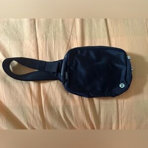 Lululemon Black Everywhere Belt Bag - 2L